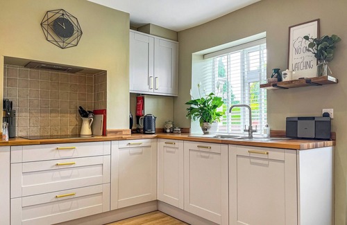 Tupton Cottage | 2 bedroom accommodation in New Tupton, near Chesterfield
