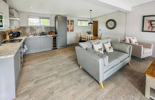Bredons Hardwick Ski Chalet | 2 bedroom accommodation in Tewkesbury