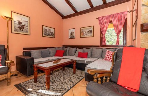 Kula Norinska House | 2 bedroom accommodation in Desne