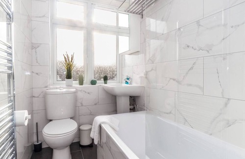 Enfield Highway Apartment | 2-Bedroom Apartment in Greater London: Explore and Relax