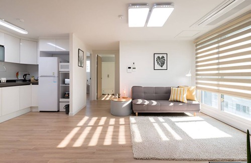 Yongduil-tong Apartment | 2 Bedroom Apartment in Dongdaemun - 5th Floor with Elevator, A/C, Full Kitchen