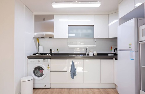 Yongduil-tong Apartment | 2 Bedroom Apartment in Dongdaemun - 5th Floor with Elevator, A/C, Full Kitchen