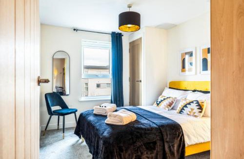 Hatfield Apartment | 2 Bedroom Apartment in Hatfield - Gated Free Parking - Amazing for Contractors - Private Bathrooms - Near University & Business Park - Big savings on Longer Stays