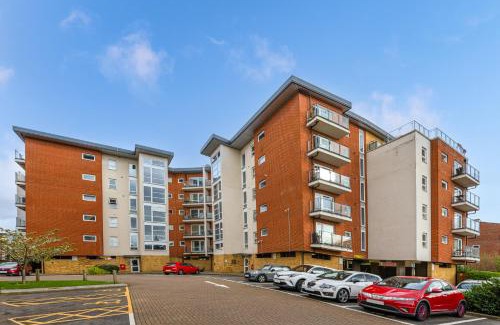 Hatfield Apartment | 2 Bedroom Apartment in Hatfield - Gated Free Parking - Amazing for Contractors - Private Bathrooms - Near University & Business Park - Big savings on Longer Stays