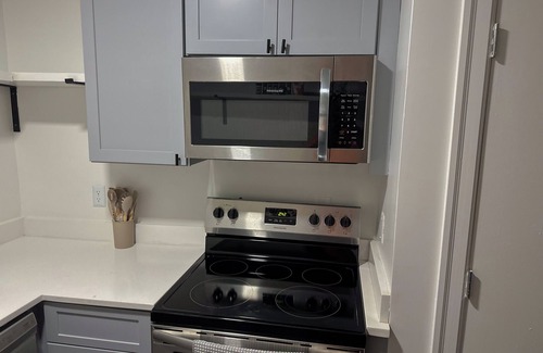Downtown Baltimore Apartment | 2-bedroom apartmt in awesome Baltimore with easy access to restaurants and sites
