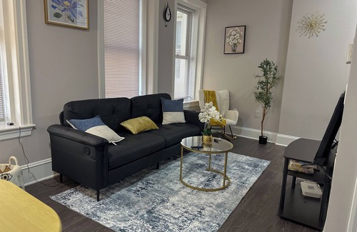 Downtown Baltimore Apartment | 2-bedroom apartmt in awesome Baltimore with easy access to restaurants and sites