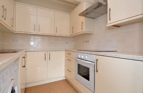 Redcliffe Apartment | 2 Bedroom Apt. in Kensington & Chelsea, London Zone 1, Clean, Comfortable & Easy