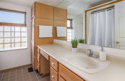 Des Moines Apartment | 2 Bedroom Apt with Free Parking in Downtown DSM