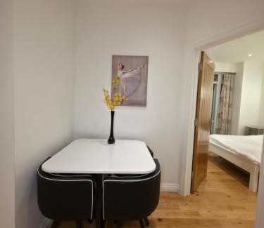West Kensington Apartment | 2 Bedroom Basement Flat - With Terrace