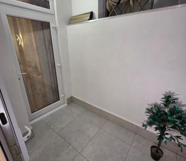West Kensington Apartment | 2 Bedroom Basement Flat - With Terrace