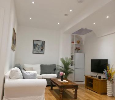 West Kensington Apartment | 2 Bedroom Basement Flat - With Terrace