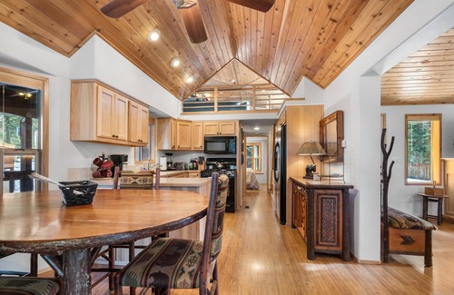 Historic Downtown District Cabin | 2 bedroom cabin plus loft, huge deck, lodge-style furnishings.