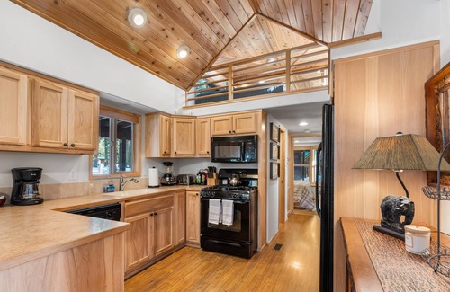 Historic Downtown District Cabin | 2 bedroom cabin plus loft, huge deck, lodge-style furnishings.