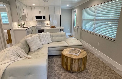 Sanibel House | 2 Bedroom Duplex - Close to Causeway/Walk to Nerita Beach!