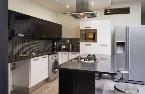 Greater Johannesburg Metropolitan Area Apartment | 2 Bedroom En-suite Luxury Apartment with two king beds in Sandton CBD