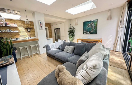 Addison Apartment | 2 Bedroom Flat with Private Patio & Firepit in Shepherds Bush near Hammersmith