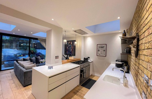 Addison Apartment | 2 Bedroom Flat with Private Patio & Firepit in Shepherds Bush near Hammersmith