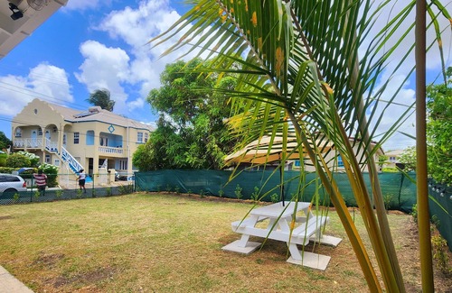 Oistins House | 2 Bedroom Garden Oasis near Beach, Airport, Nightlife