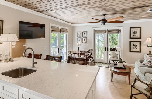 Palm Beach House | 2 bedroom guesthouse with pool just off Worth Avenue