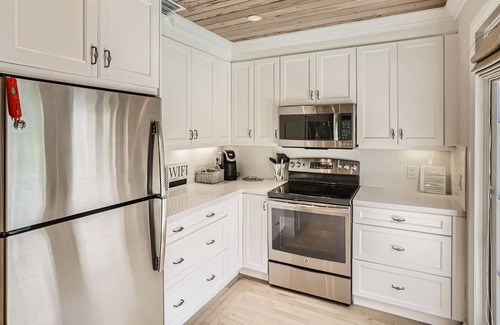 Palm Beach House | 2 bedroom guesthouse with pool just off Worth Avenue