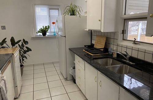 Banff Trail House | 2 bedroom house close to University & Foothill Hospital & Ctrain & SAIT