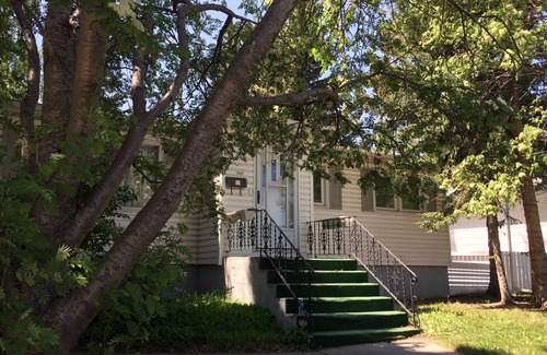 Banff Trail House | 2 bedroom house close to University & Foothill Hospital & Ctrain & SAIT