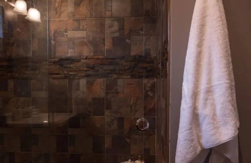 Arima House | 2-bedroom house in gated community. Mins from airport, walking to shops and bars