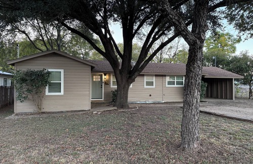 Waxahachie House | 2 bedroom house just 1 mile from the heart of historic downtown Waxahachie!