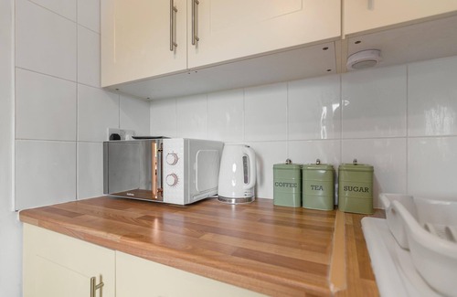Norwich Apartment | 2 Bedroom house with Fully Equiped Kitchen, Free Parking & 390 Mbps, Large TV, close to the airport.