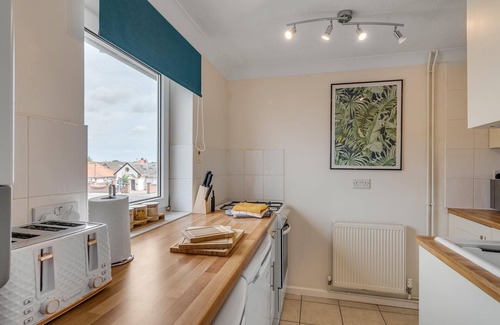 Norwich Apartment | 2 Bedroom house with Fully Equiped Kitchen, Free Parking & 390 Mbps, Large TV, close to the airport.