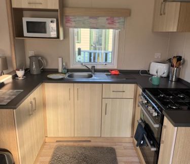 Tewitfield Resort | 2 Bedroom Lakeview Lodge - Ensuite & Balcony Deck