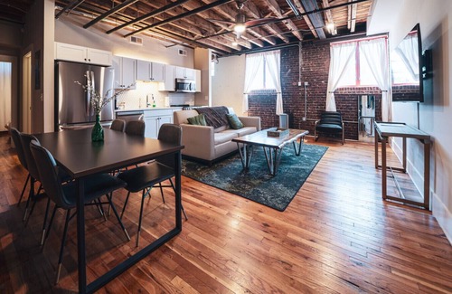 Jonesville Apartment | 2 Bedroom Loft, Renovated Historic building Downtown Elkin, near Vineyards