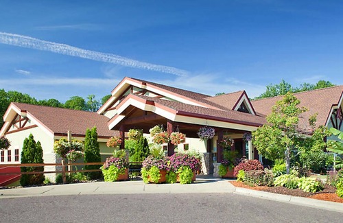 Wisconsin Dells Cabin | 2 Bedroom Resort Cabin in Wisconsin Dells- Christmas Mountain