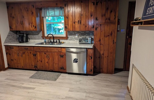 State College House | 2 Bedroom, Sleeps 8-10, close to Penn State, Stadium and Downtown! HOT TUB!