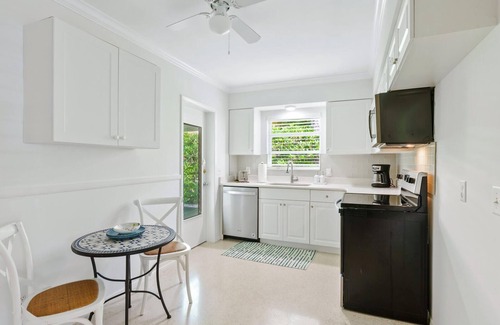 Saint Armands Key House | 2 Bedroom St. Armands Circle Retro Bungalow