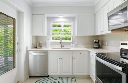 Saint Armands Key House | 2 Bedroom St. Armands Circle Retro Bungalow