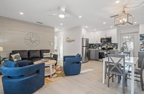 Englewood Cottage | 2 bedroom, walk to beach-bikes-kayaks-grill-picnic-hot outdoor shower-beach gear