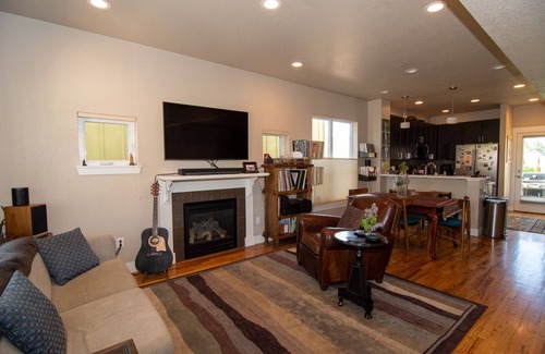 Wonderland Lake House | 2 Bedroom with dedicated office space at base of foothills and trails