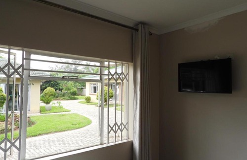 Harare Apartment | 2 bedroomed apartment with en-suite and kitchenette - 2064