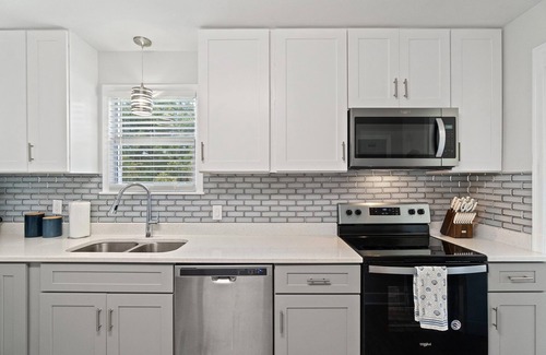 Warrington Cottage | 2 bedrooms - King bed - close to beaches - beautiful deck with outdoor seating.