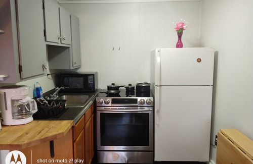 Hampton Apartment | 2 bedrooms with a shared pool. apt4