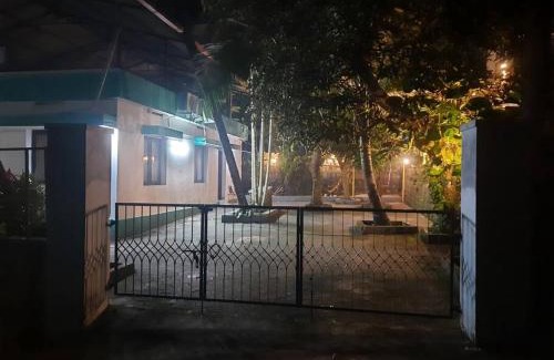 Adyar House | 2 BHK house, on premise parking, upto 10 guests