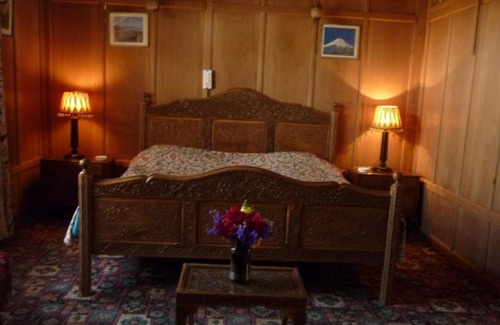 Nagin Bagh Boat Rental | 2 BHK Houseboat in Nigeen Lake, Srinagar(AE30), by GuestHouser