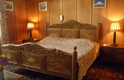 Nagin Bagh Boat Rental | 2 BHK Houseboat in Nigeen Lake, Srinagar(AE30), by GuestHouser