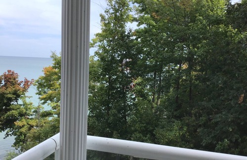 Geneva-on-the-Lake Condo | 2 BR/2 Ba Lakefront Condo 211-open concept kitchen/living and dining room