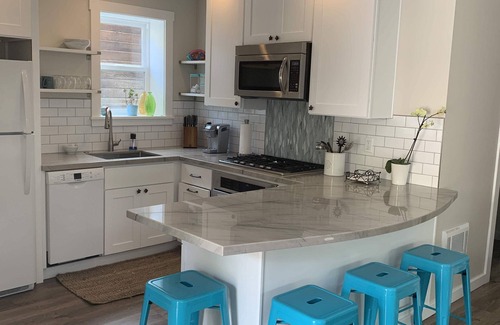 South Mission Beach Apartment | 2 BR Beach House with Parking only steps to South Mission Beach - Sleeps 5