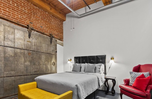 Downtown West House | 2 BR DWTN Loft✦Walk to Attractions✦Pet Friendly