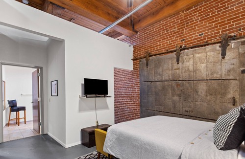 Downtown West House | 2 BR DWTN Loft✦Walk to Attractions✦Pet Friendly