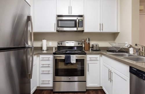 Pasadena Apartment | 2 BR in Pasadena, Gym, Pool + Parking