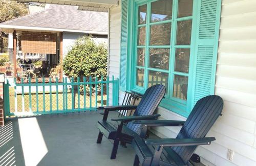 South Pensacola House | 2 BR Quaint Private Bungalow NR Downtown & Beaches